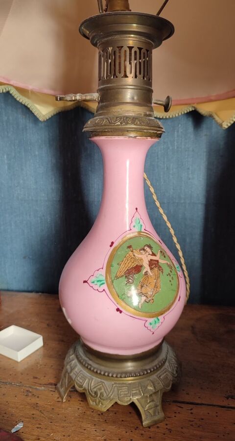 Null Lampe à pétrole en porcelaine rose, montée à l'électricité

Haut . : 36 cm