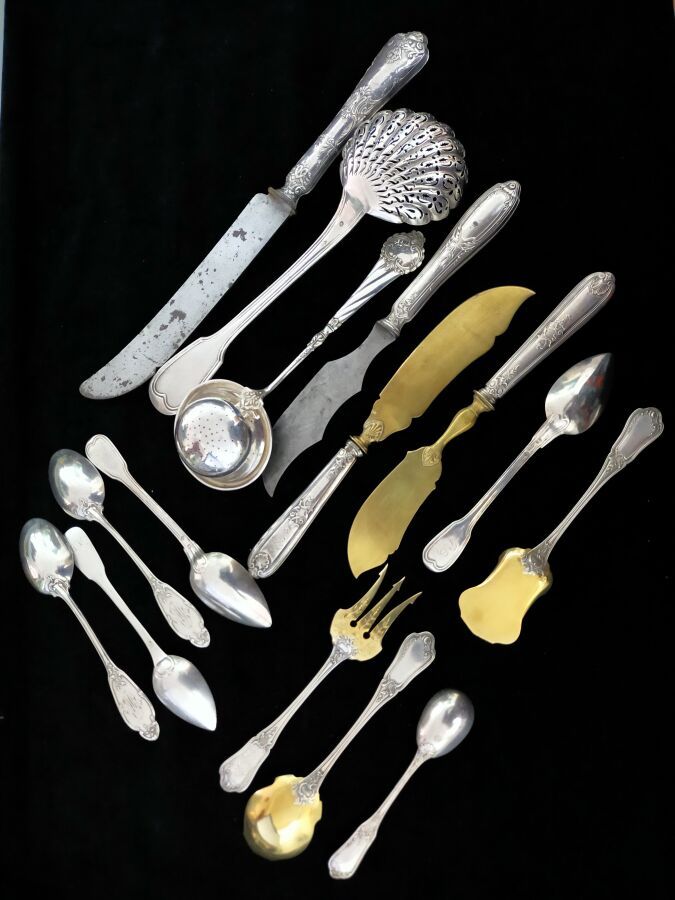 Null 一套不匹配的银质餐具，包括一个洒水勺、糖果餐具、茶叶过滤器、六个茶匙、服务刀
