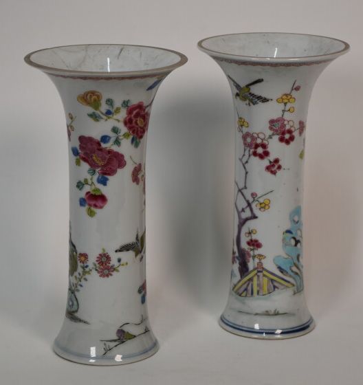 Null 中国，乾隆时期

一套三个Famille Rose瓷器和珐琅锥体花瓶，其中一对装饰着鸟和花，另一个装饰着Capuchin背景的牡丹。

高度：23和2&hellip;