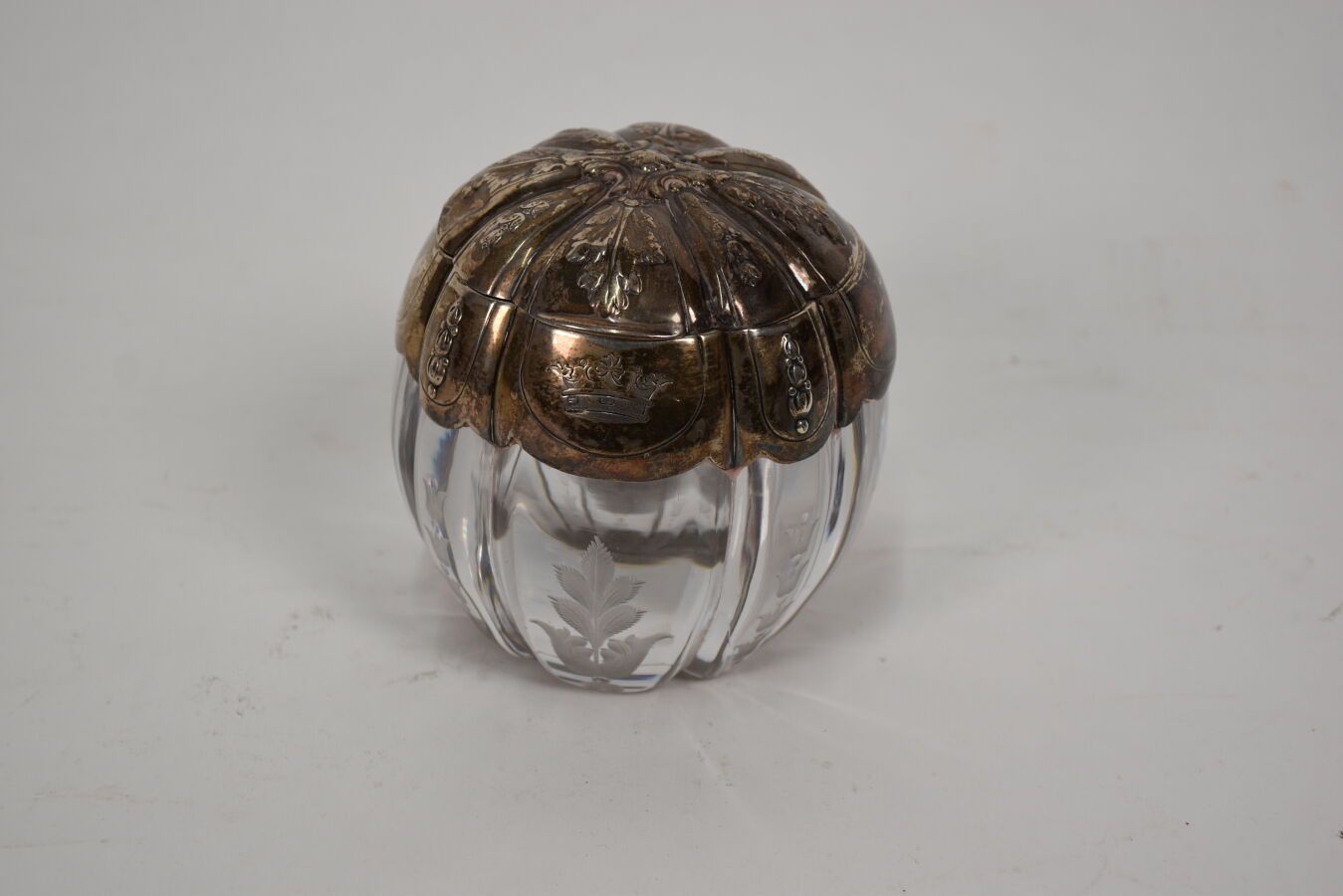 Null Calamaio in vetro inciso con cornice in argento decorata con acanto e mughe&hellip;