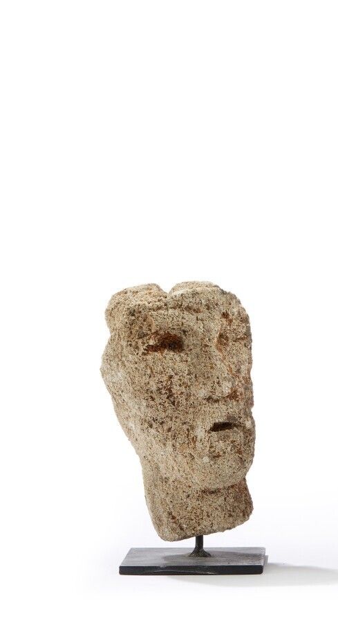 Null Tête en pierre calcaire sculptée aux traits simiesques avec bouche ouverte &hellip;