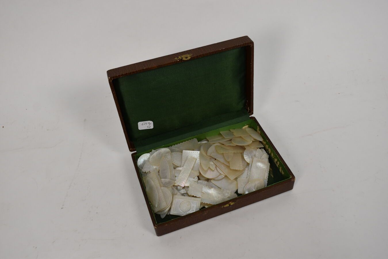 Null 一套刻有珍珠母的游戏令牌，在它的盒子上刻有字母。