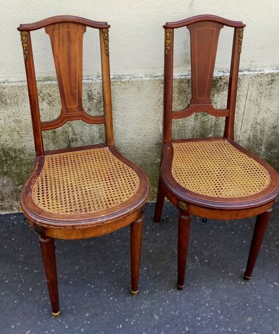 Null Paar Stühle, Sitzfläche aus Rohrgeflecht

Paar Stühle aus geschwärztem Holz&hellip;