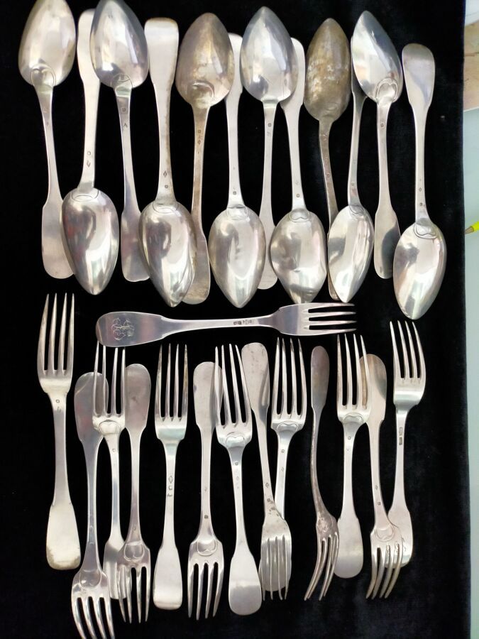 Null 银质家用套装的一部分，19世纪

12把勺子和14把叉子

事故

重量：1400克