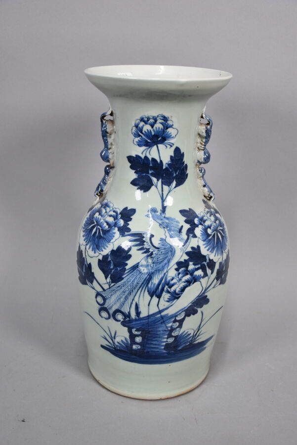 Null Blau-weiße Vase mit einem Phönix und Pfingstrosen.

Höhe : 41 cm