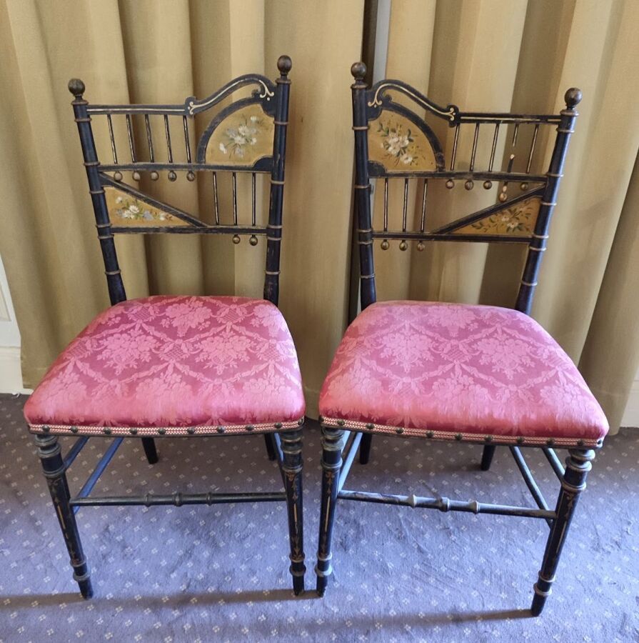 Null Paire de chaises Napoléon III en bois noirci et décor floral 

(usures)