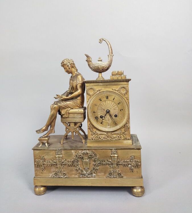 Null 鎏金铜钟呈现的是一个身着古董风格的阅读寓言，坐在凳子上。

整个作品放置在一个装饰有植物楣的底座上，有火把和羊皮箱。

附上一把钥匙。

19世纪

&hellip;