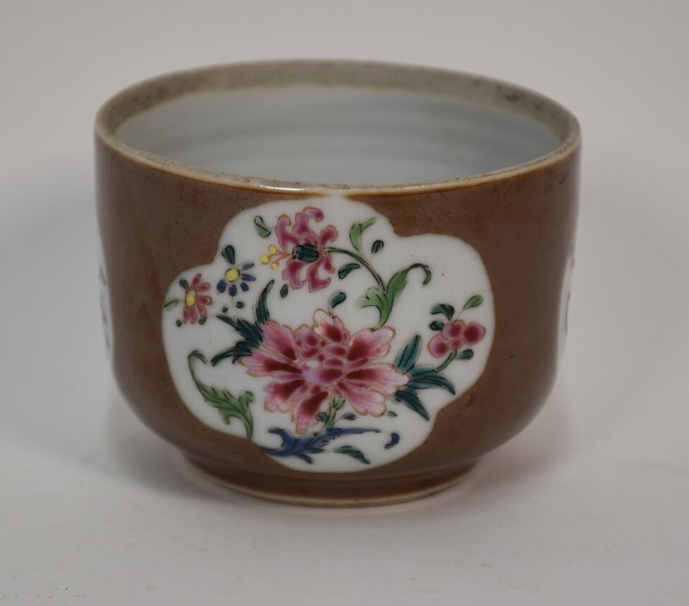 Null 中国，乾隆时期，18世纪

拍品包括一个瓷器和Famille Rose珐琅彩碗，上面有capuchin背景的花纹装饰；以及一对瓷器碗，上面有鸟儿栖息在&hellip;
