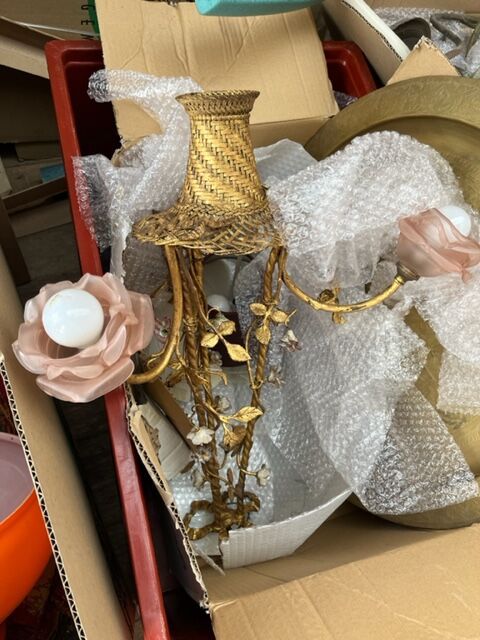 Null Lámpara colgante de metal dorado con decoración de cestas de flores

Un can&hellip;