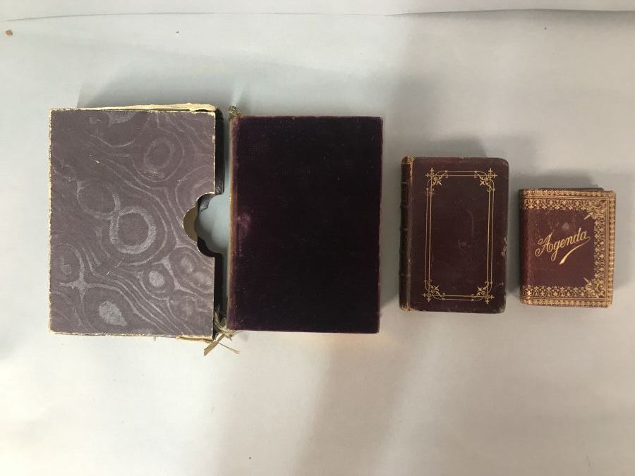Null Lot including three small bound books

- "L'imitation de Jésus Christ", Tou&hellip;