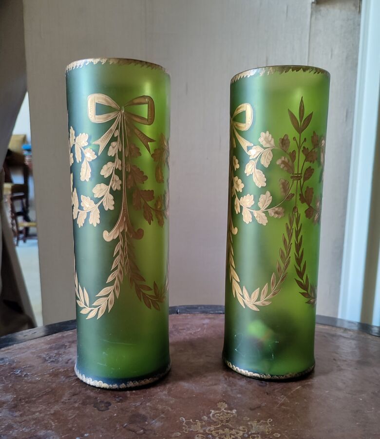 Null Ein Paar Vasen aus grünem Glas und Goldhöhungen mit Band- und Blattdekor.

&hellip;