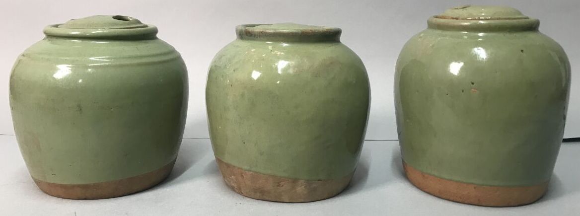 Null 一套三个有盖赤土生姜盆，釉面陶器

中国的宋代风格

在两个基地下做标记，在第三个基地下做救济标记。

高度：18厘米高度：18厘米