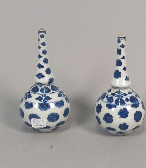 Null COREE

Paire de vases soliflores en porcelaine à décor blanc bleu

Haut. :1&hellip;