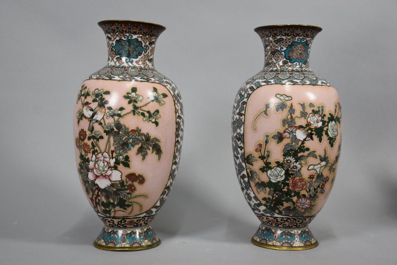 Null Giappone

Coppia di vasi cloisonné, a forma di balaustro, decorati con ucce&hellip;