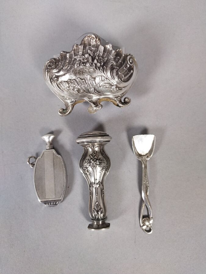 Null Lote de plata compuesto por un salerón estilo Luis XV, interior de cristal,&hellip;