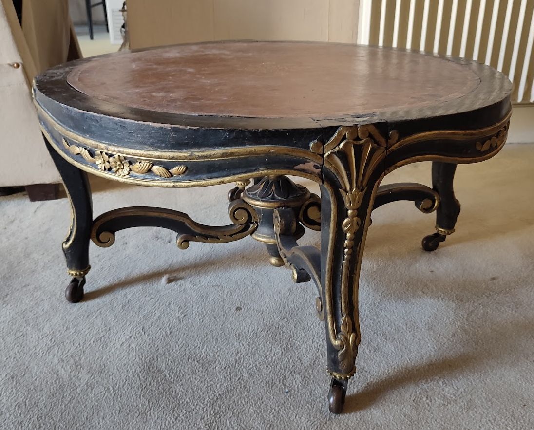 Null Tavolino rotondo in legno laccato nero e dorato in stile Luigi XV 

Altezza&hellip;