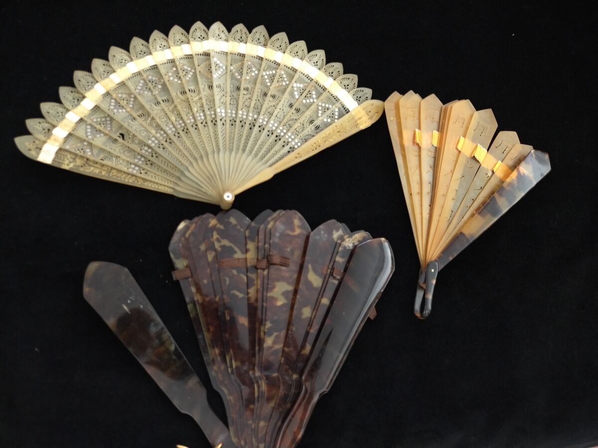Null Lot of three fans, one of which is a restoration period with an openwork fr&hellip;