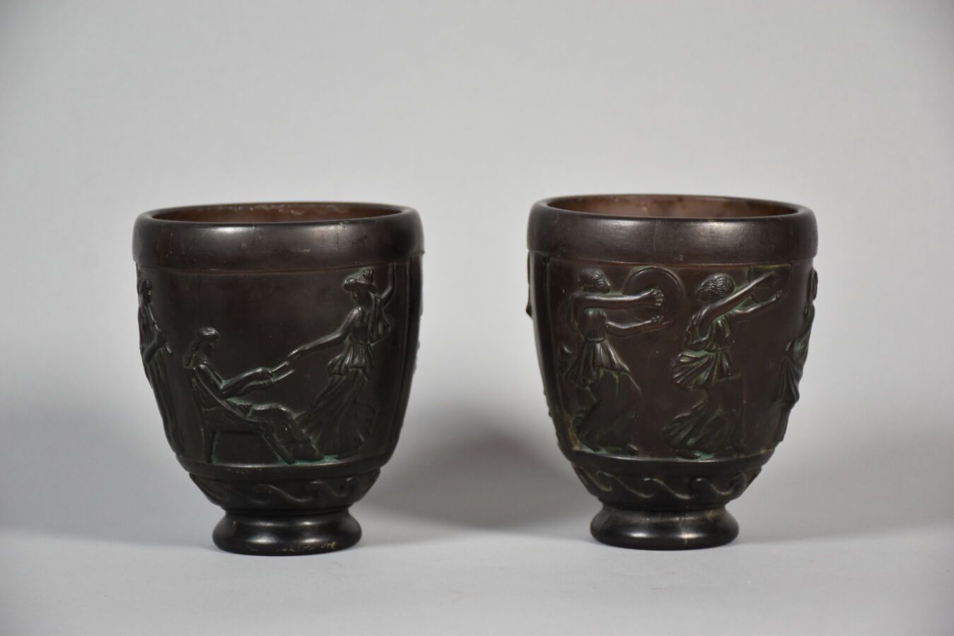 Null Georges DE FEURE (1868-1943).

Vasenpaar aus malvenfarben getöntem Glas mit&hellip;