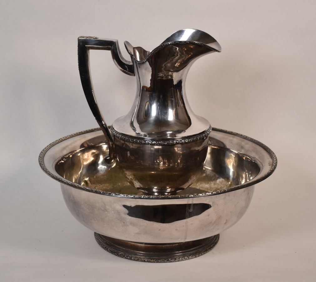 Null A basin and an ewer in silver plated metal of Louis XVI style



(wears)