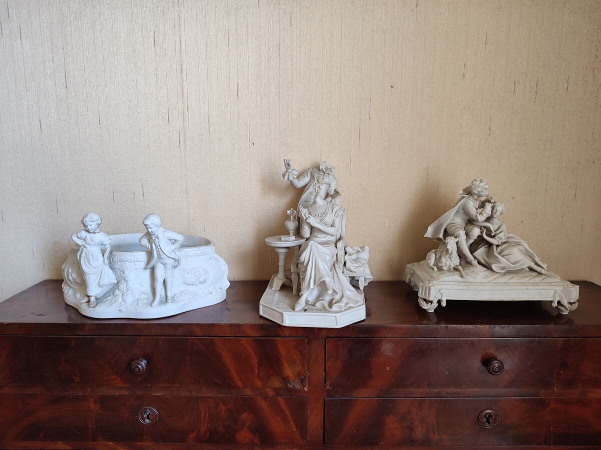 Null Set aus drei Keksen mit romantischem Figurendekor.

(Unfälle und Fehlstelle&hellip;
