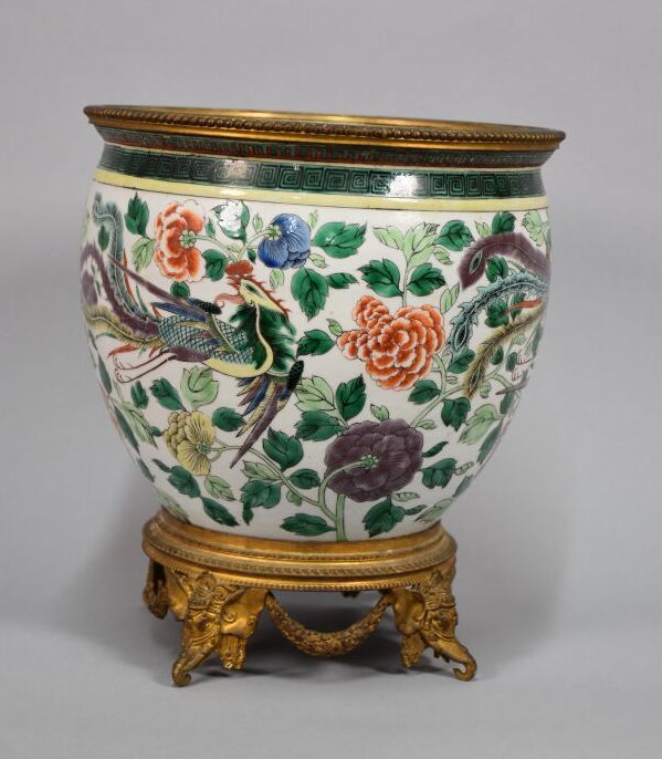 Null 中国

青花瓷壶盖，凤凰和牡丹装饰，铜框

20世纪初

高度（带框架）：27；直径：23.5厘米

底座上的星形裂纹