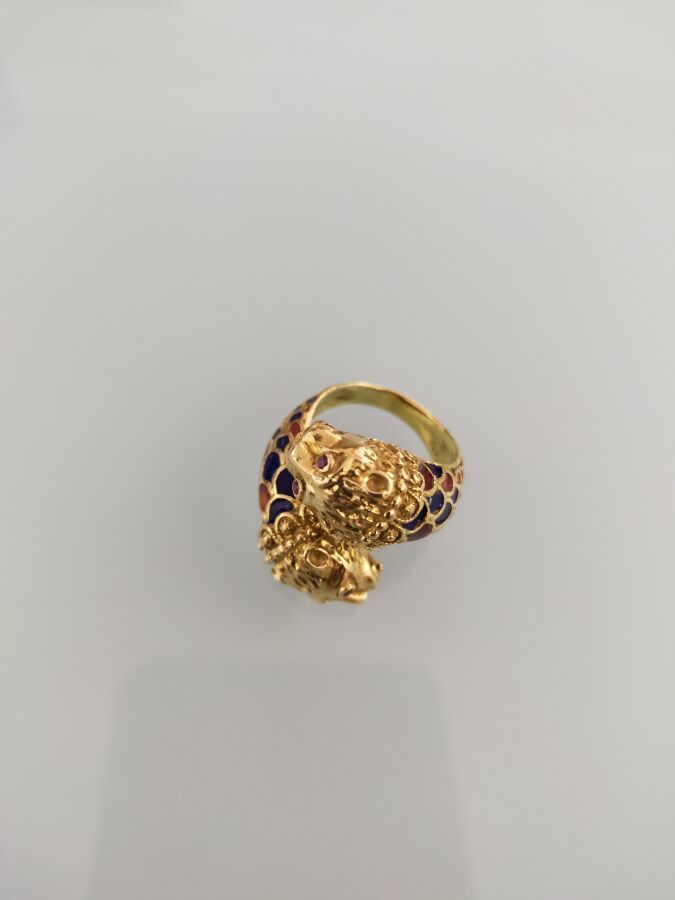 Null 千分之七十五的黄金戒指，装饰有两个造型的狮子头，部分为多色珐琅彩。
(珐琅质中的缺失）。
手指大小：约53
毛重：14克