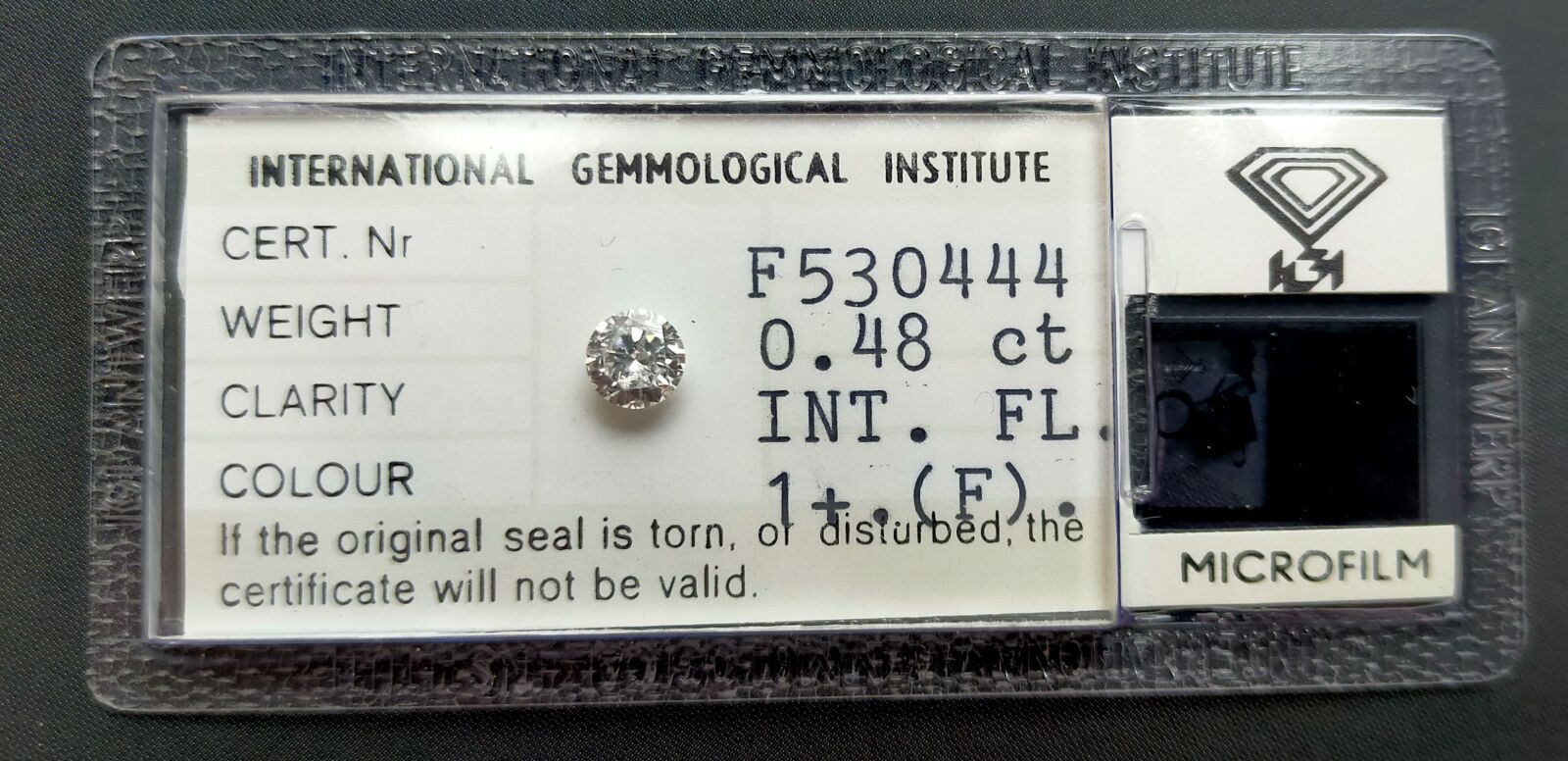 Null 塑料中的圆形明亮式切割钻石。附有1979年5月25日的IGI钻石证书n°F530444，上面写着:
- 质量：0.48克拉 
- 颜色：F
- 明确性&hellip;