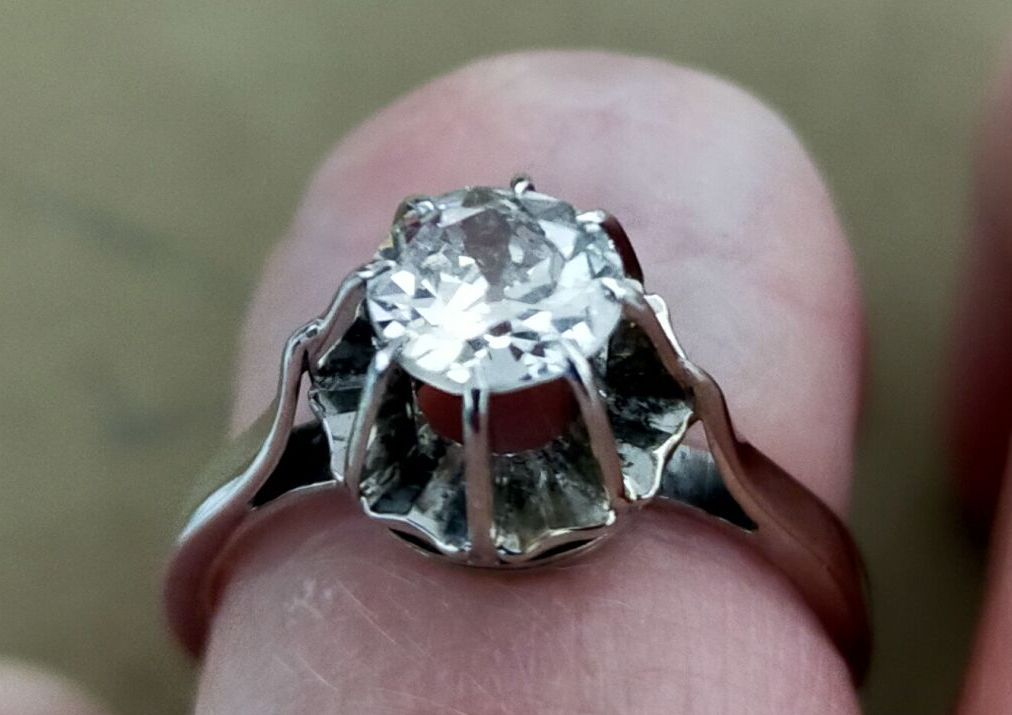 Null Ring aus 750er Weißgold mit einem runden Altschliff-Diamanten in der Mitte.&hellip;