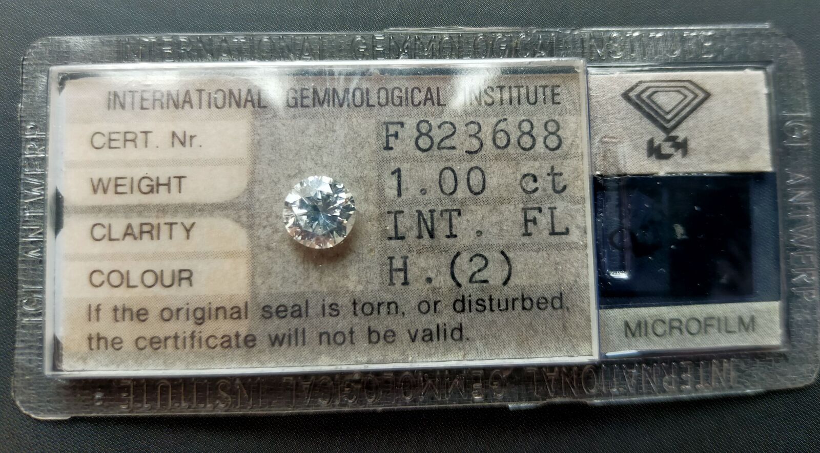 Null 塑料中的圆形明亮式切割钻石。附有1979年12月13日的IGI钻石证书n°F823688，上面写着:
- 质量：1.00克拉 
- 颜色：H
- 明确&hellip;
