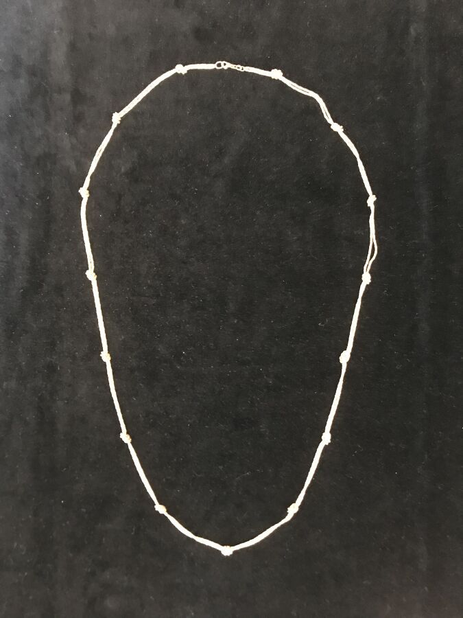 Null 长项链，两股由75万分之一的黄金衔接，并有结点装饰。
长度： 78,5 cm
毛重 : 21,8 g