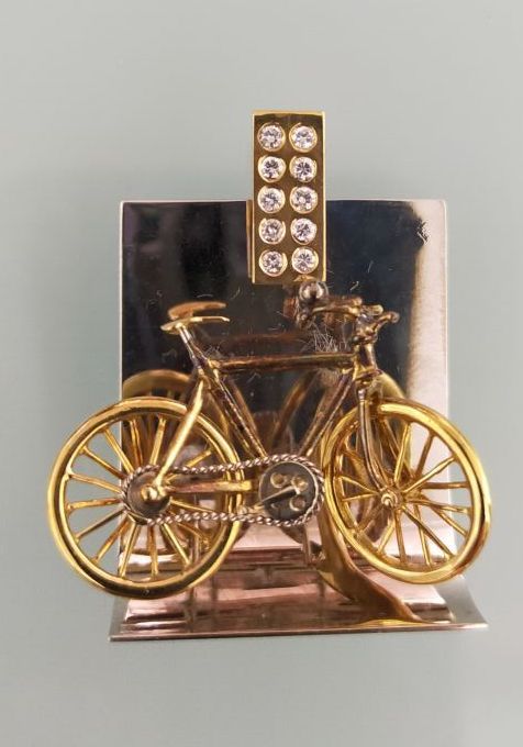 Null Anhänger aus zweifarbigem 750er Gold, der ein Fahrrad darstellt. Der Clip i&hellip;