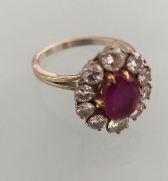 Null 白金75千分之一和铂金85千分之一的戒指，中间是一颗椭圆形的红宝石，周围是十颗圆形的明亮式切割钻石。
(小碎片)。
转指：53
毛重 : 4,4 g
