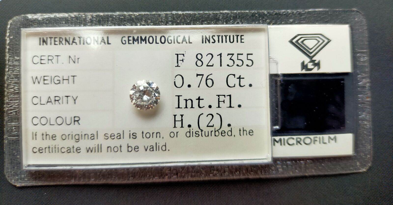 Null 塑料中的圆形明亮式切割钻石。附有1979年12月7日的IGI钻石证书n°F821355，上面写着:
- 质量：0.76克拉 
- 颜色：H
- 明确性&hellip;
