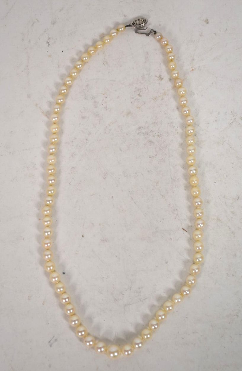 Null 九十三颗珍珠的项链，金属扣饰有仿石。
珍珠的直径：2.50/3.00至7.50/8.00毫米
长度： 47 cm