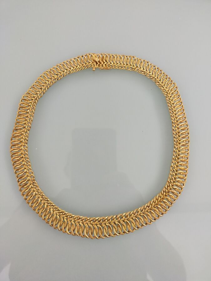 Null 项链由75万分之一的黄金衔接而成，链节上刻有秋季交错的图案。
(穿)。
长度：44厘米
毛重 : 34,2 g