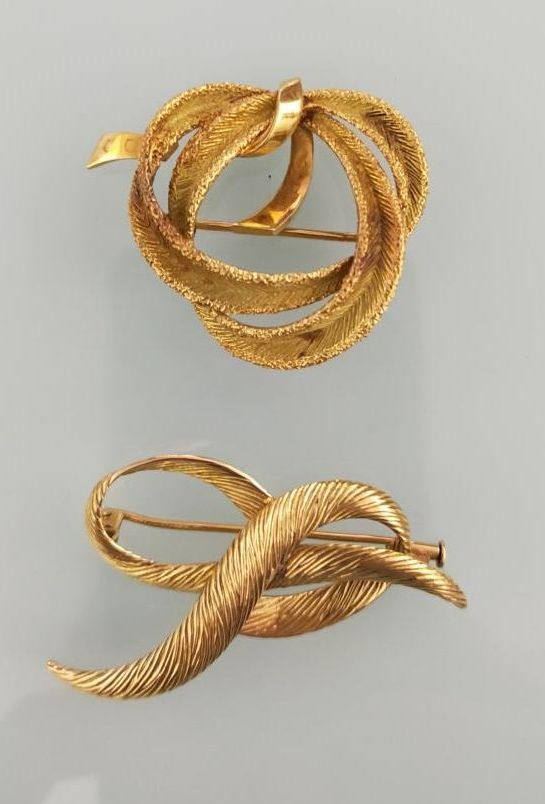 Null Two brooches in yellow gold 750 thousandth engraved each with foliage.
Heig&hellip;