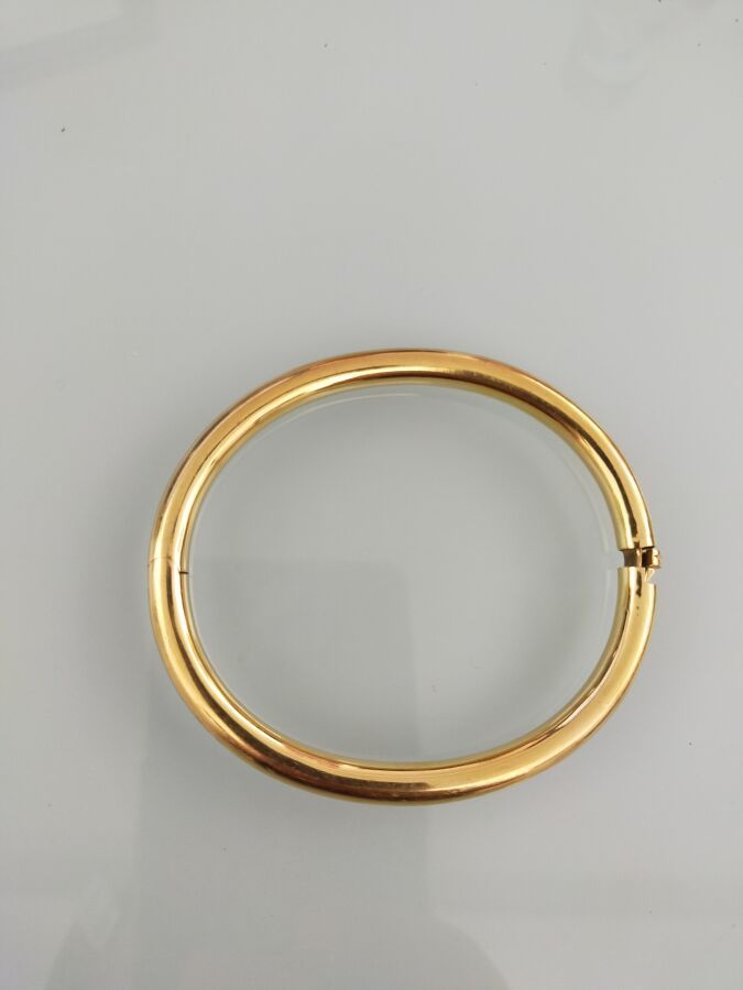 Null Bracelet rigide et ouvrant en or jaune 750 millièmes uni.
(Usures).
Diamètr&hellip;