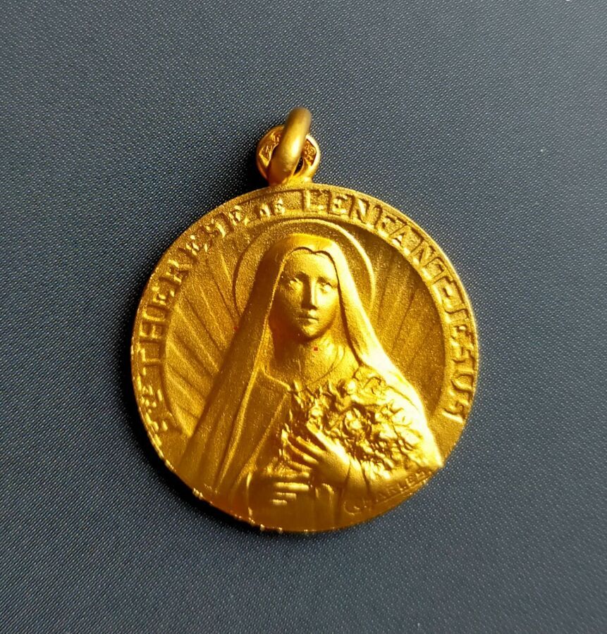 Null Medal in yellow gold 750 thousandths engraved with the Virgin on one side a&hellip;