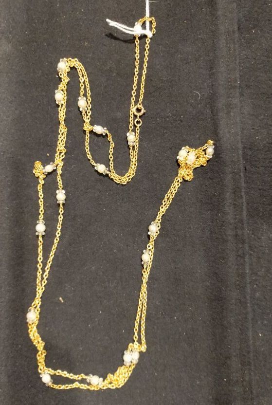 Null 铰链式项链，黄金75千分之一，部分镶有文化或精美的小珍珠，每一颗都在两个刻面玻璃盘之间。
(穿)。
身高：149厘米
毛重 : 27,7 g