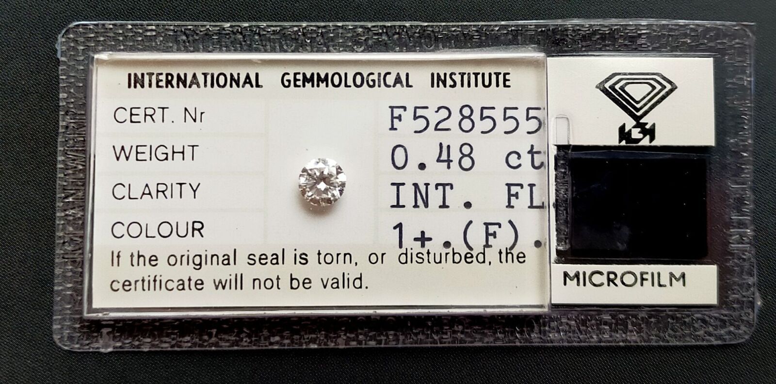 Null 塑料中的圆形明亮式切割钻石。附有1979年5月18日的IGI钻石证书n°F528555，上面写着:
- 质量：0.48克拉 
- 颜色：F
- 明确性&hellip;