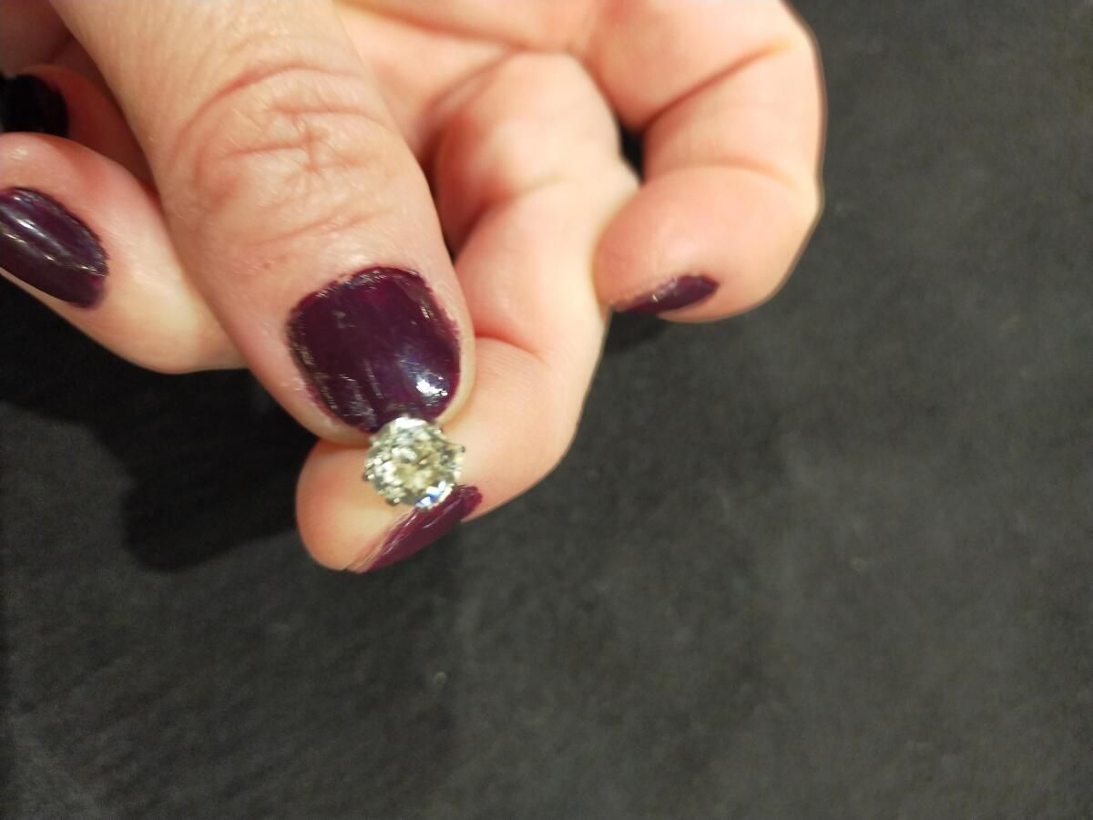 Null Un botón de oreja en oro de 750 milésimas decorado con un diamante en forma&hellip;