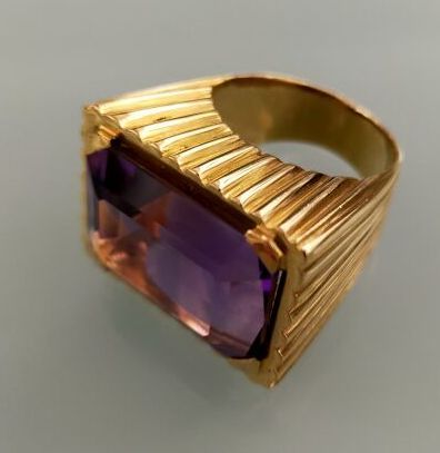 Null 585千分之一黄金戒指，镶有长方形紫水晶，侧面有切口的godrons
转指：55
毛重：19.8克