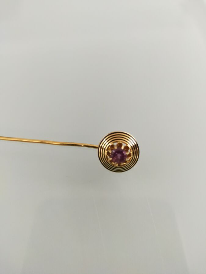 Null Epingle à cravate en or jaune 750 millièmes à motif circulaire serti d'un a&hellip;