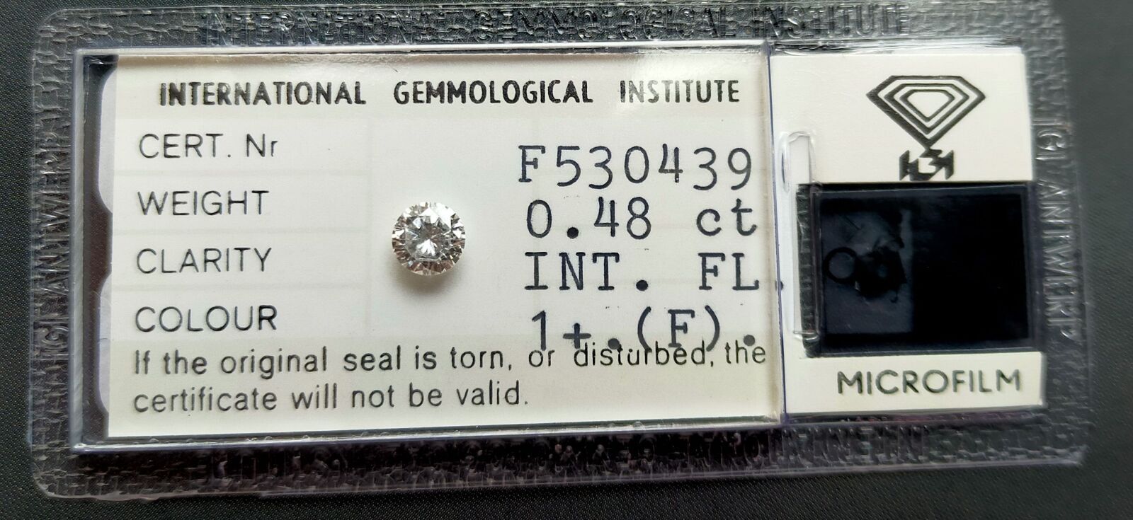 Null 塑料中的圆形明亮式切割钻石。伴随着1979年5月25日IGI n°F530439的钻石证书，注明了:
- 质量：0.48克拉 
- 颜色：F
- 明确&hellip;