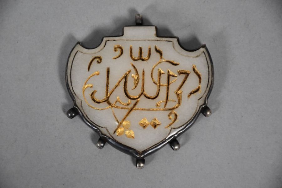 Null 软玉护身符吊坠，用黄金镌刻了一部苏拉的图卢斯部分，由中东银质支架框住。20世纪。
高度：5厘米5厘米；宽度：6厘米