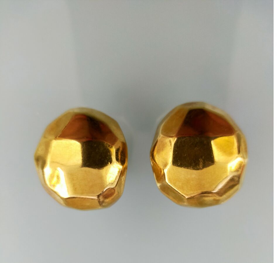 Null 黄金750千分之一的圆弧形耳环一对。
(凹痕和磨损）。
转化的剪辑系统。
毛重 : 16,7 g