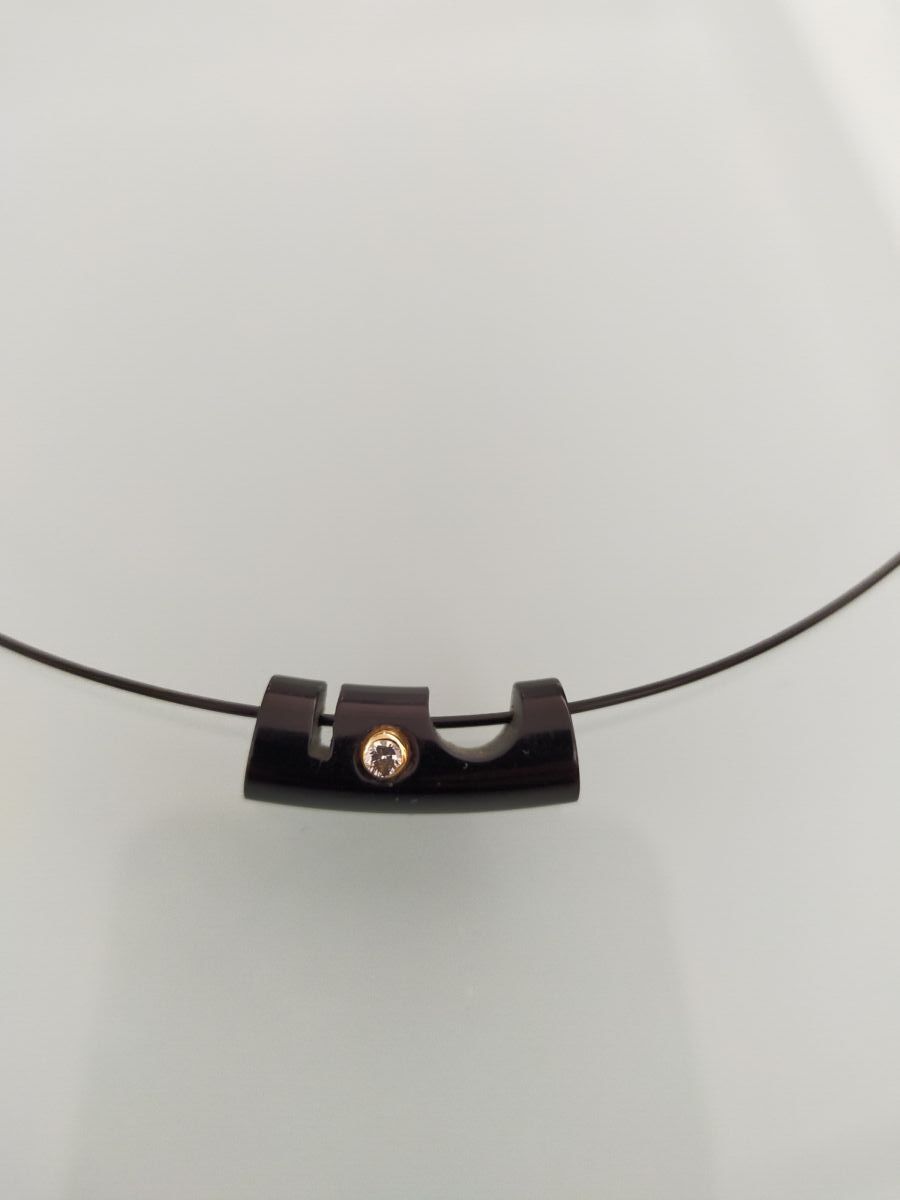 Null Collar flexible con un motivo móvil decorado con un diamante redondo de tal&hellip;