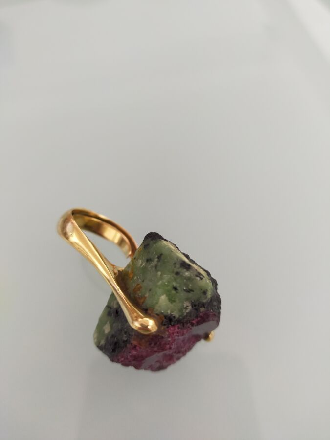 Null Ring aus 750er Gelbgold, in der Mitte mit einem Rohstein verziert.
Fingerum&hellip;