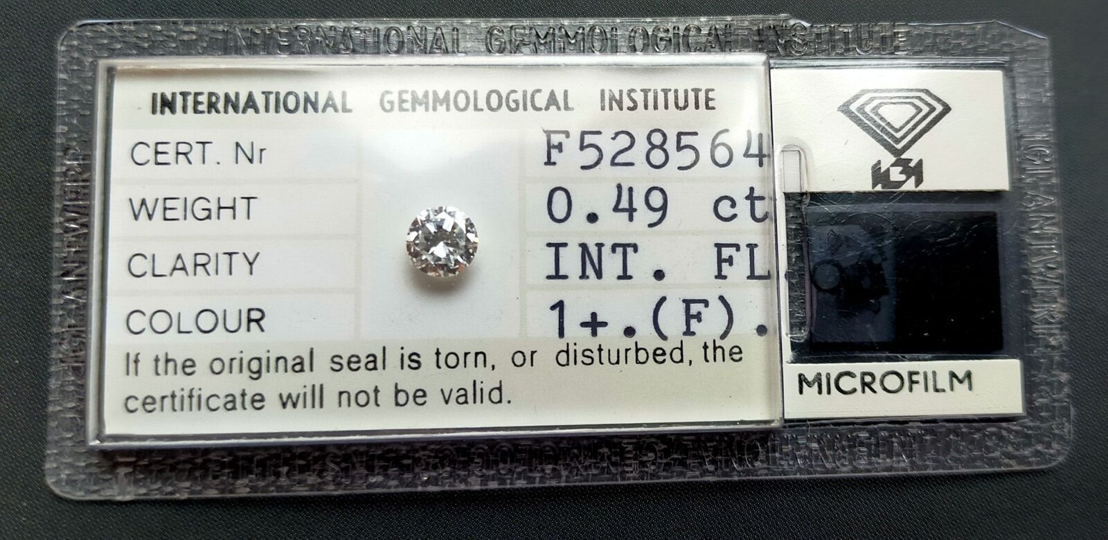 Null 塑料中的圆形明亮式切割钻石。附有1979年5月18日的IGI钻石证书n°F528564，上面写着:
- 质量：0.49克拉 
- 颜色：F
- 明确性&hellip;