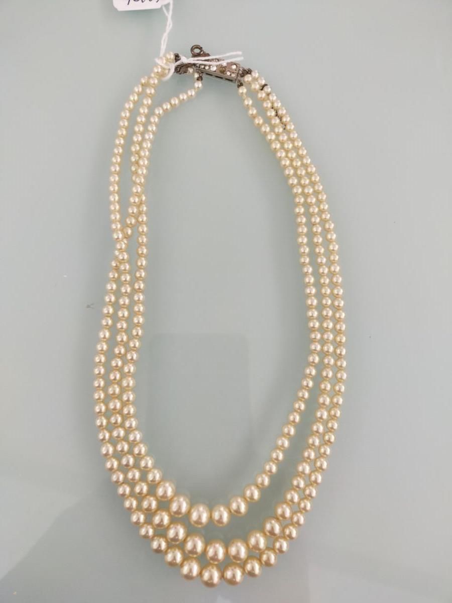 Null 九十三颗秋季文化珍珠项链，七十五万分之一的白金链扣，饰有三颗小圆钻。
(缺少一颗钻石）。
珍珠直径：3.00/3.50至7.00/7.50毫米
长度：&hellip;